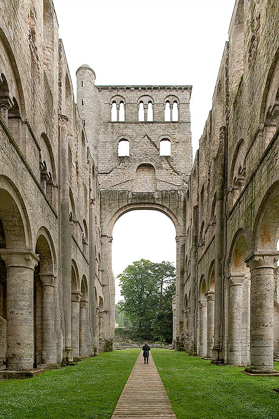 Normandie 05 - 2016_KA79790-1 Kopie.jpg - Mächtige Ruinen in einem schön angelegten Park